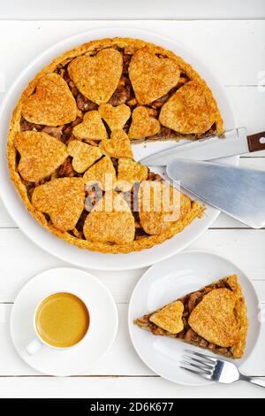 Gros plan tarte aux pommes maison à la cannelle et une tasse de café sur une table en bois blanc. Vue de dessus. Banque D'Images