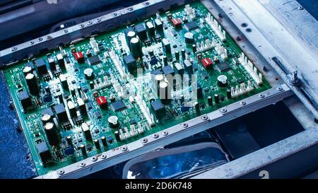 Carte de circuit imprimé électronique avec micropuces, transistors, semiconducteurs, condensateurs procédé de refroidissement à l'eau sur la ligne d'assemblage pendant Banque D'Images