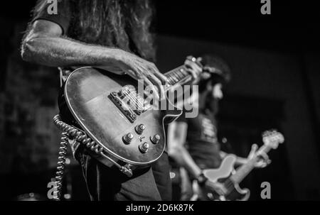 Photo en noir et blanc d'un groupe de rock en direct sur scène Banque D'Images