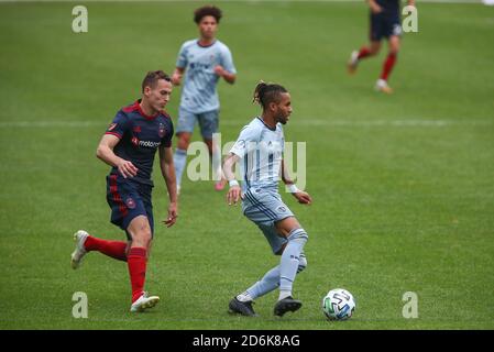 Chicago, États-Unis . 17 octobre 2020. Le défenseur sportif KC Amadou Dia (13) passe le ballon tout en étant défendu par le défenseur du Chicago Fire FC Boris Sekulić (2) lors d'un MLS matchat Solider Field, le samedi 17 octobre 2020, à Chicago, Illinois. Le Fire Tie Sporting KC 2-2 (IOS/ESPA-Images) Credit: European Sports photo Agency/Alay Live News Banque D'Images