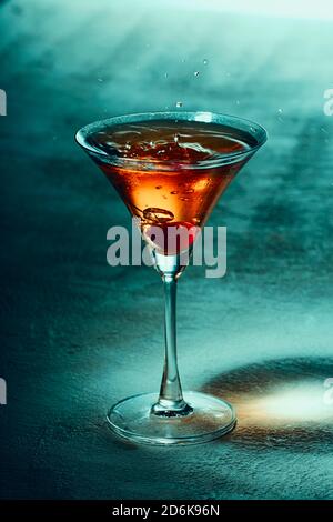 Boisson alcoolisée avec glace sur une table lumineuse Banque D'Images