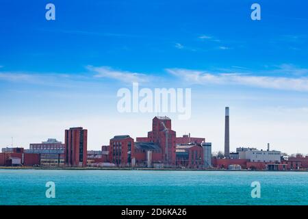Hiram Walker and Sons Limited Windsor Factory, Ontario, Canada vue du Michigan sur la rivière Detroit Banque D'Images