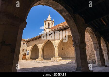 Place de Cristo Rey à Cantavieja, Teruel, Aragon, Espagne Banque D'Images