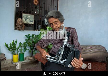 Homai Vyawala, première photojournaliste indienne , (9 décembre 1913 – 15 janvier 2012) Banque D'Images