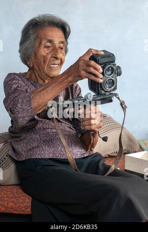 Homai Vyawala, première photojournaliste indienne , (9 décembre 1913 – 15 janvier 2012) Banque D'Images