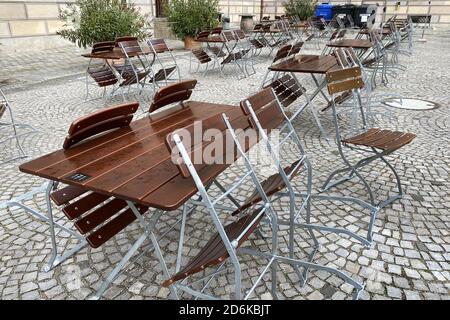 Sujet: Pandémie de coronavirus/conséquences pour la gastronomie. Chaises et tables vides et inoccupées à l'extérieur, dans la cour de la chapelle du Residenz à Munich, le 15 octobre 2020. Tables et chaises vides, fermeture due à la pandémie de corona, verrouillage, fermeture, valeur d'incidence. Â | utilisation dans le monde entier Banque D'Images