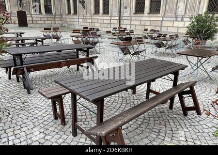 Sujet: Pandémie de coronavirus/conséquences pour la gastronomie. Chaises, bancs et tables vides et inoccupés à l'extérieur, dans la cour de la chapelle de la résidence à Munich, le 15 octobre 2020. Tables et chaises vides, fermeture due à la pandémie de corona, verrouillage, fermeture, valeur d'incidence. Â | utilisation dans le monde entier Banque D'Images