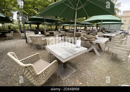 Sujet: Pandémie de coronavirus/conséquences pour la gastronomie. Chaises et tables vides et inoccupées dans la zone extérieure du Tambosi dans la Hofgarten à Munich le 15 octobre 2020. Tables et chaises vides, fermeture due à la pandémie de corona, verrouillage, fermeture, valeur d'incidence. | utilisation dans le monde entier Banque D'Images