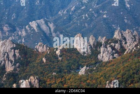 Vue sur le temple bouddhiste de la montagne Seorak en Corée du Sud Banque D'Images
