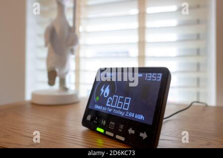 Mise au point peu profonde d'un compteur intelligent numérique poussiéreux indiquant la quantité d'électricité utilisée. Vue dans le salon d'une maison privée. Banque D'Images