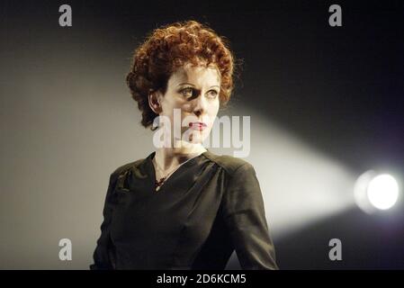 PIAF par PAM Gems - réalisateur: Timothy Sheader Anna-Jane Casey (Piaf) Sheffield Crucible, Angleterre 16/03/2004 Banque D'Images