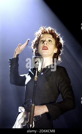 PIAF par PAM Gems - réalisateur: Timothy Sheader Anna-Jane Casey (Piaf) Sheffield Crucible, Angleterre 16/03/2004 Banque D'Images