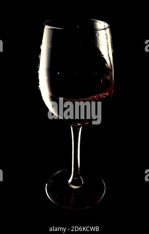 Banner verres avec vin rouge sur fond noir vinotheque, copier l'espace Banque D'Images