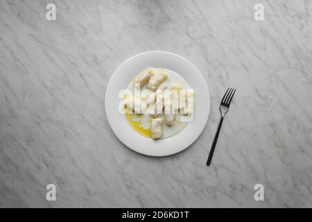 Gros plan de boulettes avec fromage cottage ou boulettes sans garniture - plat léger slave, nourriture végétarienne, petit déjeuner sain, vue de dessus Banque D'Images