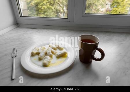 Gros plan de boulettes avec fromage cottage ou boulettes sans garniture - plat léger slave, nourriture végétarienne, petit déjeuner sain, vue de dessus Banque D'Images