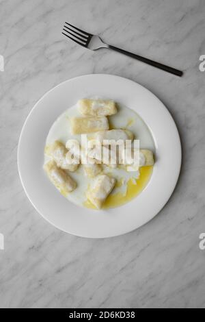 Gros plan de boulettes avec fromage cottage ou boulettes sans garniture - plat léger slave, nourriture végétarienne, petit déjeuner sain, vue de dessus Banque D'Images