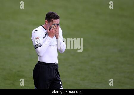 Swansea, Royaume-Uni. 17 octobre 2020. Connor Roberts de Swansea City regarde dessus. EFL Skybet Championship Match, Swansea City et Huddersfield Town au Liberty Stadium de Swansea le samedi 17 octobre 2020. Cette image ne peut être utilisée qu'à des fins éditoriales. Utilisation éditoriale uniquement, licence requise pour une utilisation commerciale. Aucune utilisation dans les Paris, les jeux ou les publications d'un seul club/ligue/joueur. photo par Andrew Orchard/Andrew Orchard sports Photography/Alamy Live News crédit: Andrew Orchard sports Photography/Alamy Live News Banque D'Images