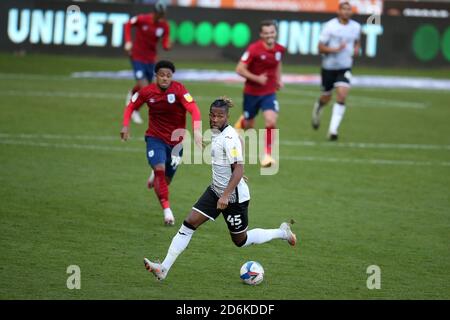 Swansea, Royaume-Uni. 17 octobre 2020. Kasey Palmer de Swansea City (45) en action. EFL Skybet Championship Match, Swansea City et Huddersfield Town au Liberty Stadium de Swansea le samedi 17 octobre 2020. Cette image ne peut être utilisée qu'à des fins éditoriales. Utilisation éditoriale uniquement, licence requise pour une utilisation commerciale. Aucune utilisation dans les Paris, les jeux ou les publications d'un seul club/ligue/joueur. photo par Andrew Orchard/Andrew Orchard sports Photography/Alamy Live News crédit: Andrew Orchard sports Photography/Alamy Live News Banque D'Images