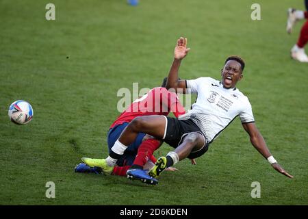 Swansea, Royaume-Uni. 17 octobre 2020. Jamal Lowe de la ville de Swansea est attaqué. EFL Skybet Championship Match, Swansea City et Huddersfield Town au Liberty Stadium de Swansea le samedi 17 octobre 2020. Cette image ne peut être utilisée qu'à des fins éditoriales. Utilisation éditoriale uniquement, licence requise pour une utilisation commerciale. Aucune utilisation dans les Paris, les jeux ou les publications d'un seul club/ligue/joueur. photo par Andrew Orchard/Andrew Orchard sports Photography/Alamy Live News crédit: Andrew Orchard sports Photography/Alamy Live News Banque D'Images