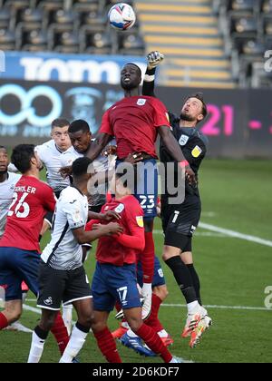 Nahy Sarr de la ville de Huddersfield (23) et Ben Hamer, gardien de but de la ville de Huddersfield sautent pour éliminer le ballon d'un coin de la ville de Swansea.EFL Skybet championnat match, Swansea City v Huddersfield Town au Liberty Stadium de Swansea le samedi 17 octobre 2020. Cette image ne peut être utilisée qu'à des fins éditoriales. Utilisation éditoriale uniquement, licence requise pour une utilisation commerciale. Aucune utilisation dans les Paris, les jeux ou les publications d'un seul club/ligue/joueur. photo par Andrew Orchard/Andrew Orchard sports photographie/Alamy Live news Banque D'Images