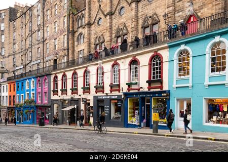 La vieille ville d'Édimbourg - boutiques colorées peintes sur Victoria Street et West Bow, piétonnes pendant la pandémie du coronavirus, Edimbourg, Écosse, Royaume-Uni Banque D'Images