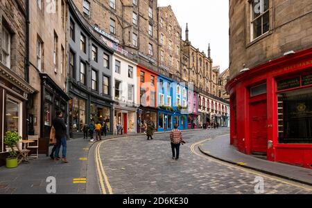 La vieille ville d'Édimbourg - boutiques colorées peintes sur Victoria Street et West Bow, piétonnes pendant la pandémie du coronavirus, Edimbourg, Écosse, Royaume-Uni Banque D'Images