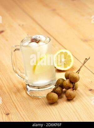 Verre de jus de citron avec longane et prune aigre Banque D'Images