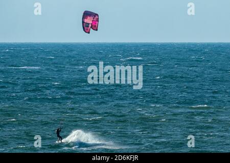 Kitesurfer sur la mer baltique à l'île allemande de Ruegen Banque D'Images