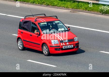 2006 rouge Fiat Panda Dynamic multijet ; circulation automobile, véhicules en mouvement, voitures, véhicule roulant sur les routes britanniques, moteurs, conduite sur l'autoroute M6 réseau routier britannique. Banque D'Images