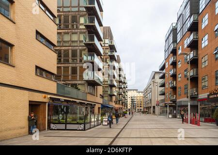 Dublin, Irlande - 10 novembre 2015 : quartier résidentiel moderne sur la promenade de l'accise, North Dock. Banque D'Images