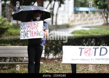 Taipei, Taïwan. 18 octobre 2020. Des dizaines de personnes, y compris thaïlandaises et taïwanaises, saluent trois doigts et tiennent des slogans lors d'une assemblée debout en solidarité avec les manifestants du mouvement social de Bangkok, en Thaïlande, qui a pris d'assaut les affrontements entre la police et les manifestants, à Taipei City, Taiwan, le 18 octobre 2020. (CEng Shou Yi/SIPA USA) crédit : SIPA USA/Alay Live News Banque D'Images