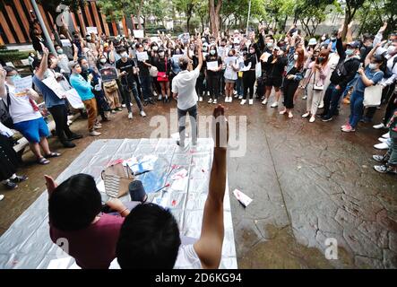 Taipei, Taïwan. 18 octobre 2020. Des dizaines de personnes, y compris thaïlandaises et taïwanaises, saluent trois doigts et tiennent des slogans lors d'une assemblée debout en solidarité avec les manifestants du mouvement social de Bangkok, en Thaïlande, qui a pris d'assaut les affrontements entre la police et les manifestants, à Taipei City, Taiwan, le 18 octobre 2020. (CEng Shou Yi/SIPA USA) crédit : SIPA USA/Alay Live News Banque D'Images