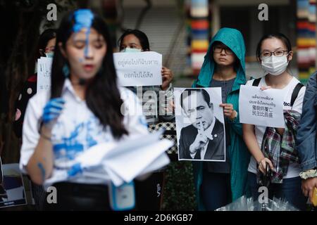 Taipei, Taïwan. 18 octobre 2020. Des dizaines de personnes, y compris thaïlandaises et taïwanaises, saluent trois doigts et tiennent des slogans lors d'une assemblée debout en solidarité avec les manifestants du mouvement social de Bangkok, en Thaïlande, qui a pris d'assaut les affrontements entre la police et les manifestants, à Taipei City, Taiwan, le 18 octobre 2020. (CEng Shou Yi/SIPA USA) crédit : SIPA USA/Alay Live News Banque D'Images