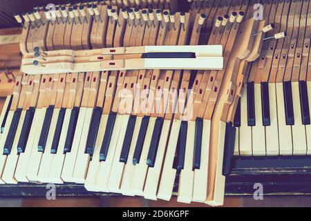 Piano Keys démonté. Vieux piano démonté Banque D'Images