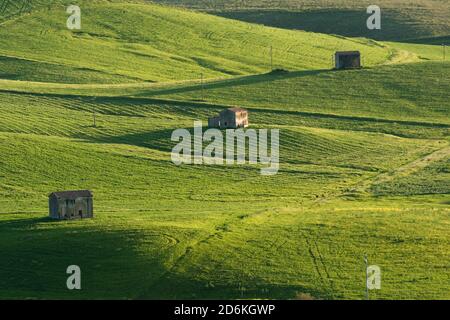 ferme abandonnée sur des collines vallonnées à la dernière lumière de jour Banque D'Images