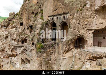 Grotte ville-monastère Vardzia. Vardzia est située dans les montagnes Erusheti sur la rive gauche de la rivière Kura. Vue du monastère à la rivière val Banque D'Images