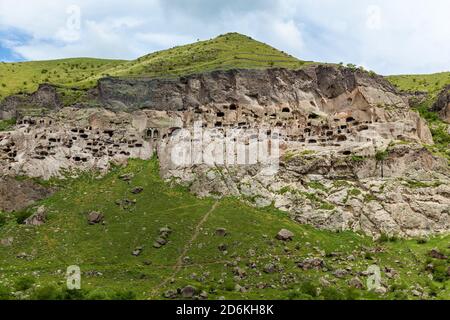 Grotte ville-monastère Vardzia. Vardzia est située dans les montagnes Erusheti sur la rive gauche de la rivière Kura. Vue du monastère à la rivière val Banque D'Images