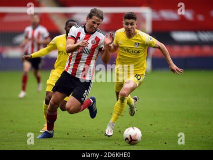 Sander Berge de Sheffield United (à gauche) et Tom Cairney de Fulham se battent pour le ballon lors du match de la Premier League à Bramall Lane, Sheffield. Banque D'Images