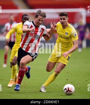 Sander Berge de Sheffield United (à gauche) et Tom Cairney de Fulham se battent pour le ballon lors du match de la Premier League à Bramall Lane, Sheffield. Banque D'Images