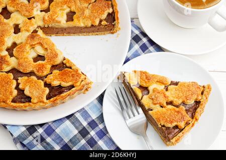 Gros plan tarte maison avec fromage cottage et pruneaux et une tasse de café. Banque D'Images