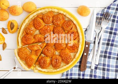 Tarte à l'abricot maison aux fruits frais sur une table en bois blanc. Vue de dessus. Banque D'Images