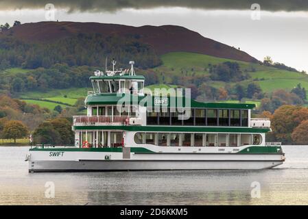 Le tout nouveau bateau de 300 places de Windermere Lake Cruises, MV Swift., à la jetée d'Ambleside sur le lac Windermere. Banque D'Images