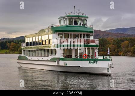 Le tout nouveau bateau de 300 places de Windermere Lake Cruises, MV Swift., à la jetée d'Ambleside sur le lac Windermere. Banque D'Images
