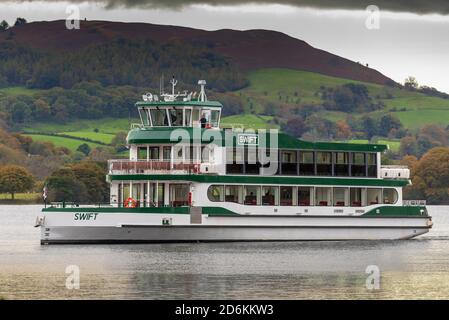 Le tout nouveau bateau de 300 places de Windermere Lake Cruises, MV Swift., à la jetée d'Ambleside sur le lac Windermere. Banque D'Images