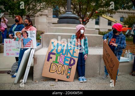 Un démonstrateur portant un masque facial tient un signe de lecture, ?ou?e a tiré Don!?pendant le rallye de ?rossroads de la démocratie: Jour de l'action' à l'extérieur de l'Indiana Statehouse le samedi. Plus de 100 manifestants se sont rassemblés pour le rassemblement ?rossroads of Democracy: Day of action' à l'extérieur de l'Indiana Statehouse. Le rassemblement a été organisé par les femmes méchants de l'Indiana, et le caucus législatif noir de l'Indiana, et a coïncidé avec les femmes? Des événements d'une journée aux États-Unis pour renforcer les capacités des jeunes Hoosiers et améliorer la participation électorale. Banque D'Images