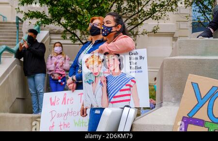 Les manifestants du rallye ?rossroads of Democracy: Day of action sont vus porter des masques faciaux tout en tenant des pancartes comme ils ont écouté les orateurs à l'extérieur de l'Indiana Statehouse samedi. Plus de 100 manifestants se sont rassemblés pour le rassemblement ?rossroads of Democracy: Day of action' à l'extérieur de l'Indiana Statehouse. Le rassemblement a été organisé par les femmes méchants de l'Indiana, et le caucus législatif noir de l'Indiana, et a coïncidé avec les femmes? Des événements d'une journée aux États-Unis pour renforcer les capacités des jeunes Hoosiers et améliorer la participation électorale. Banque D'Images