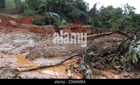 Hanoï, Vietnam. 18 octobre 2020. Photo prise le 18 octobre 2020 montre un site de glissement de terrain dans la province de Quang Tri, au centre du Vietnam. Un glissement de terrain déclenché par des déchetssements prolongés a laissé trois militaires morts et 19 disparus dans la province de Quang Tri au centre du Vietnam dimanche, a rapporté l'agence de presse du Vietnam. Credit: VNA/Xinhua/Alay Live News Banque D'Images