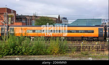 Avanti Pride Pendolino train sur la West Coast main Line. Train enveloppé Multicolouerd marquant LGBTQ célébrant la diversité des communautés i Banque D'Images