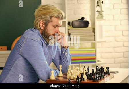 Réfléchir à l'étape suivante. Leçon d'échecs. Concept de stratégie. Jouer aux échecs. Passe-temps intellectuel. Logiques de développement. Apprendre jouer échecs. Un mauvais déplacement annule les bons. Figures sur un échiquier en bois. Banque D'Images