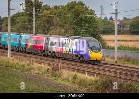 Avanti Pride Pendolino train sur la West Coast main Line. Train enveloppé multicolore. Banque D'Images